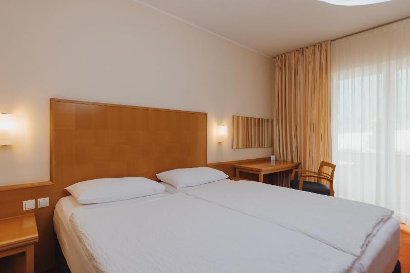 Room with One King Bed Or Two Twin Beds - Non-Smoking image 3