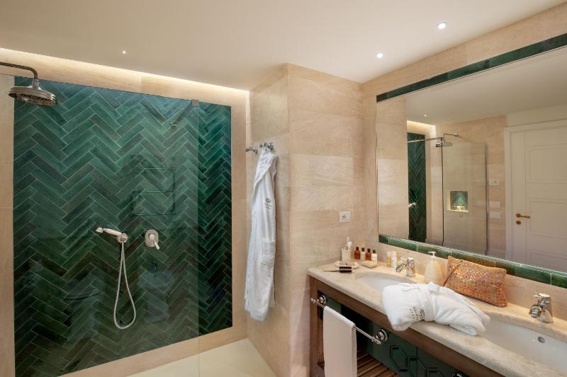 Deluxe Triple Room with Sea View image 2