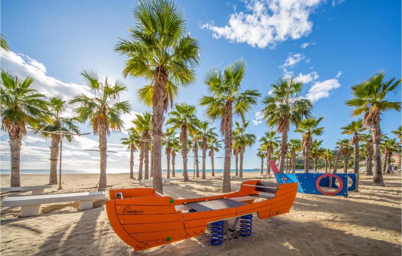 2 Bedroom Cozy Apartment In Oropesa Del Mar - image 8