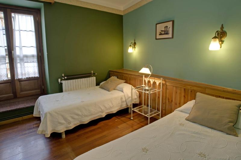 Double Room image 3