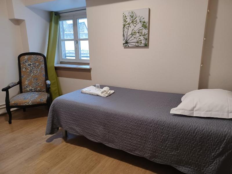 Single Room with Shared Bathroom image 3