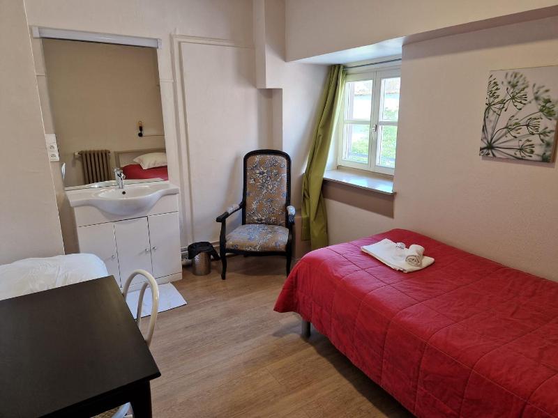 Single Room with Shared Bathroom image 2