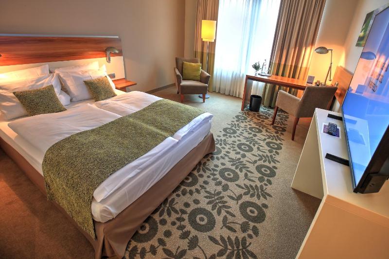 Standard King Room image 3
