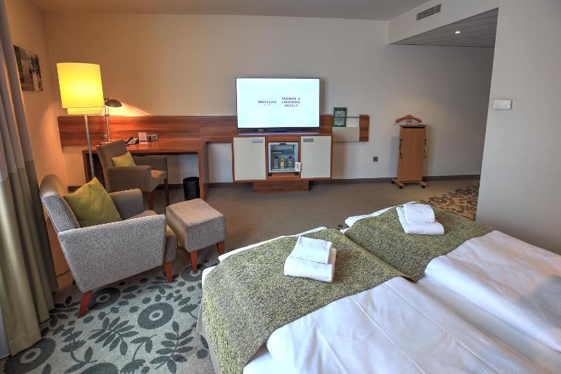 Superior King Room image 3