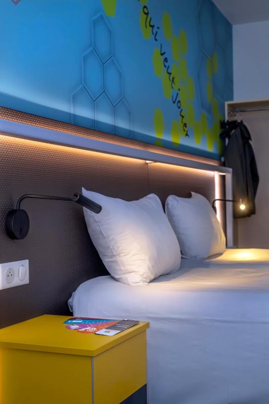 Standard Twin Room image 4