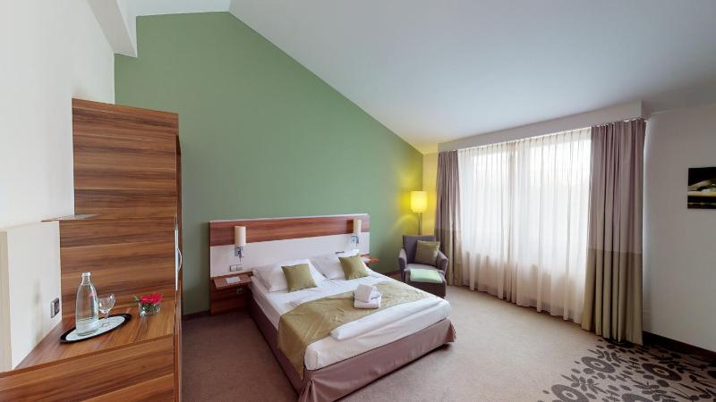 Standard King Room image 4