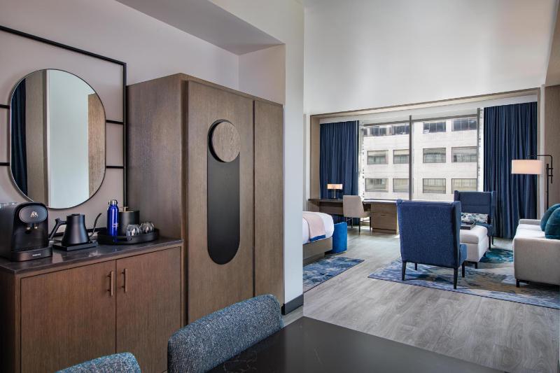 Jenkins Hill Suite - King and Sofabed image 4