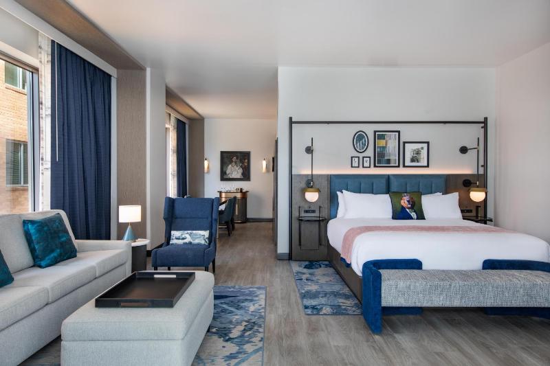 Mobility Roll-In Shower - Capitol Hill Suite - King and Sofa bed with Capital City View image 3