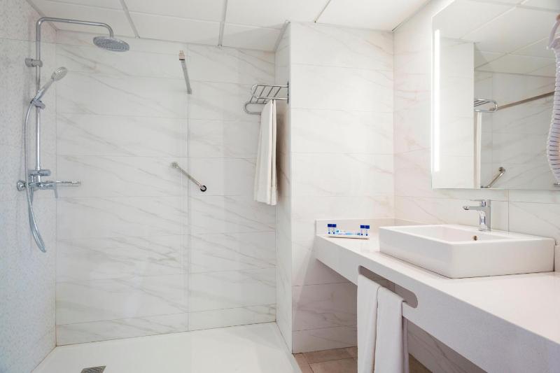 Standard Double Room (2 Adults) image 4