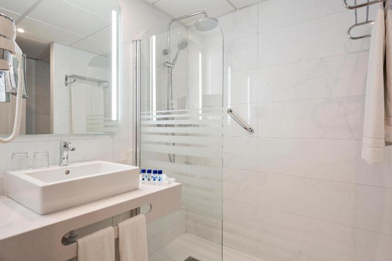 Standard Double Room with Sea View (2 Adults) image 4