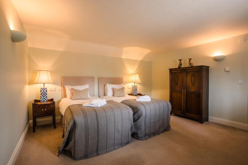 Superior Twin Room image 4