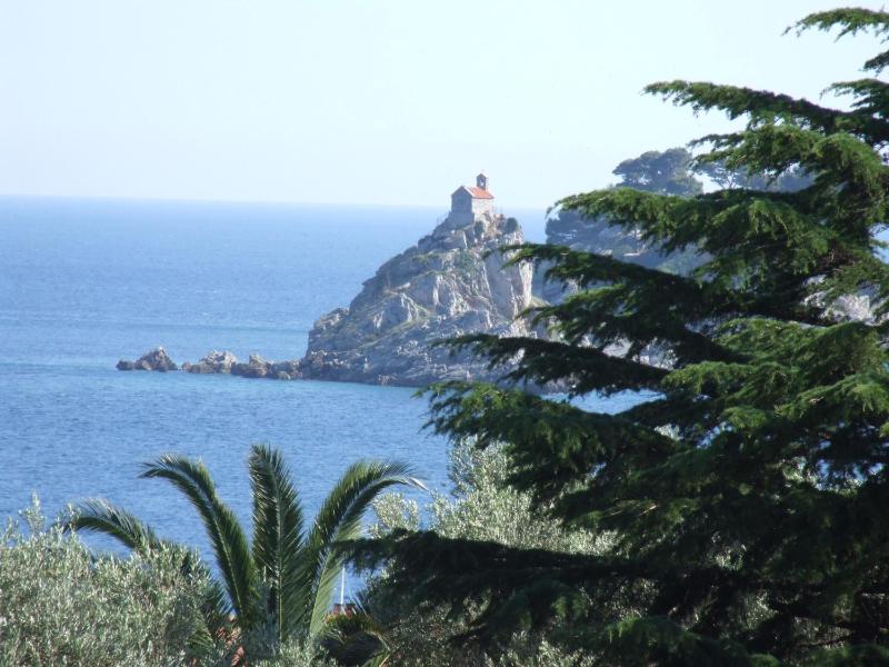 One-Bedroom Apartment with Balcony and Sea View image 2