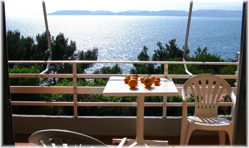One-Bedroom Apartment with Sea View (4 Adults) image 3