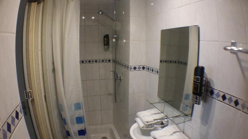 Budget Double Room image 3