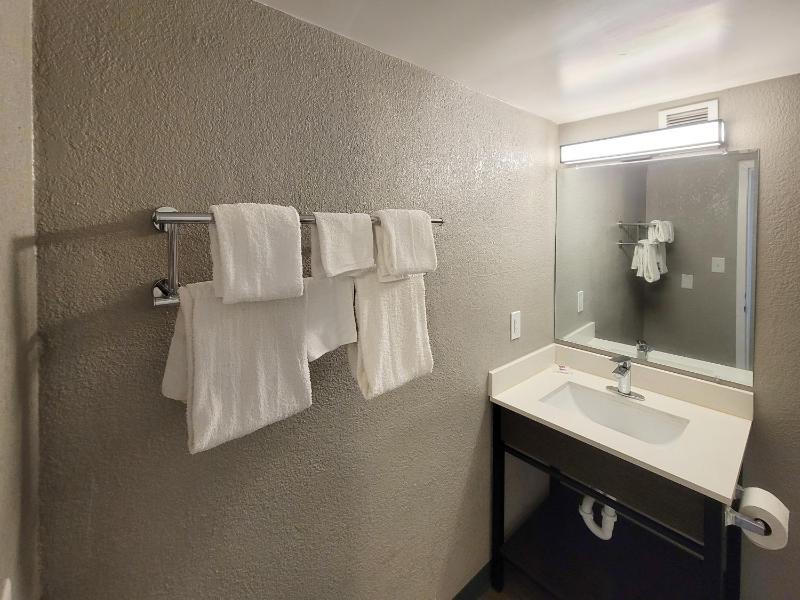 King Room - Disability Access - Non-Smoking image 3