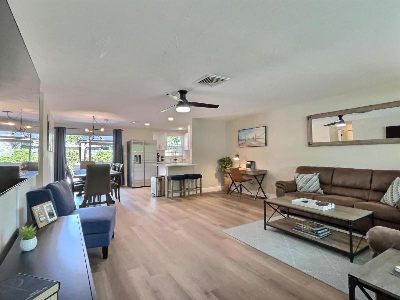 NEW Warm modern bliss just 10 minutes from Siesta Key beaches and downtown Sarasota - image 13