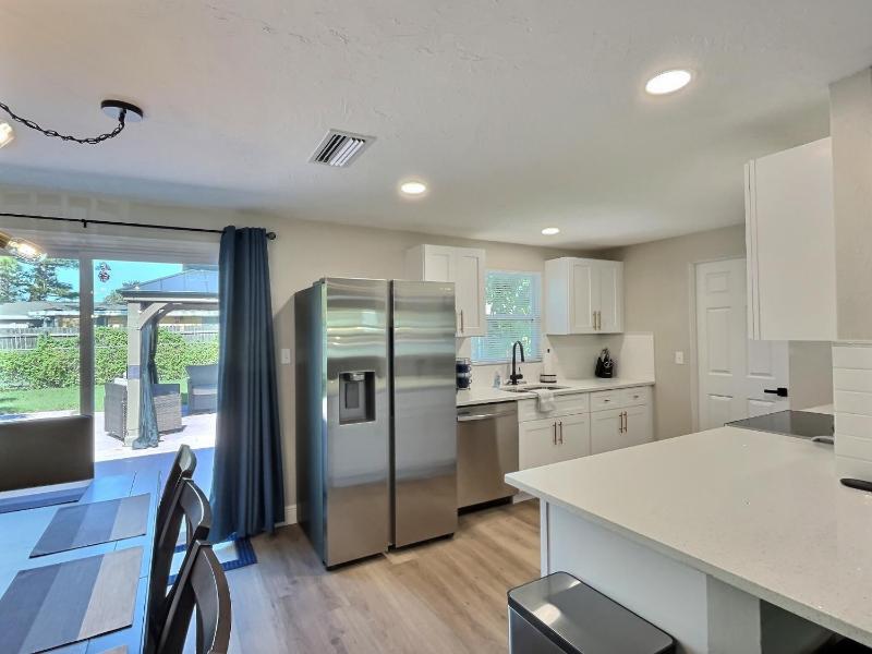 NEW Warm modern bliss just 10 minutes from Siesta Key beaches and downtown Sarasota - image 30