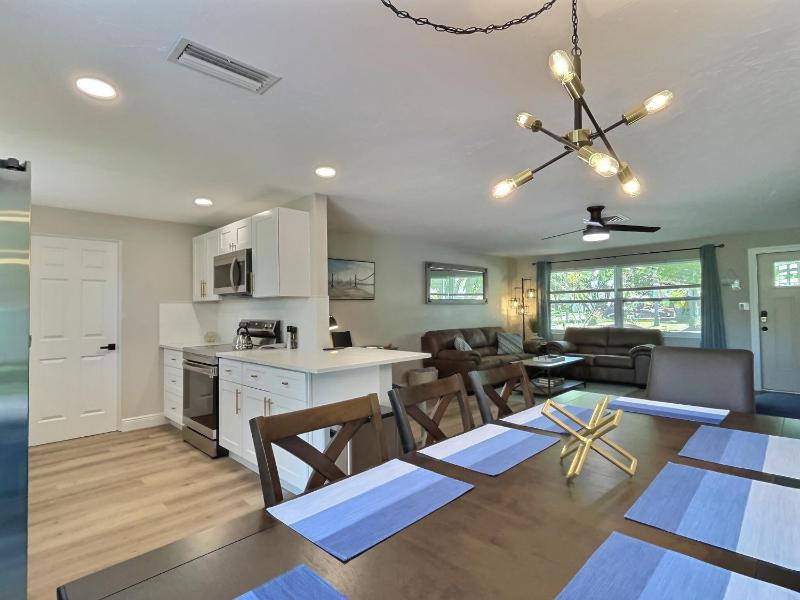 NEW Warm modern bliss just 10 minutes from Siesta Key beaches and downtown Sarasota - image 7