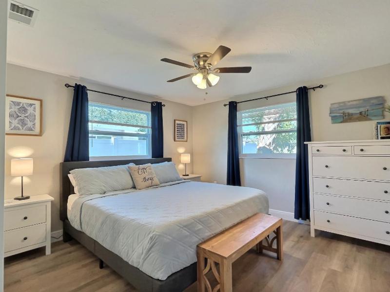 NEW Warm modern bliss just 10 minutes from Siesta Key beaches and downtown Sarasota - image 39