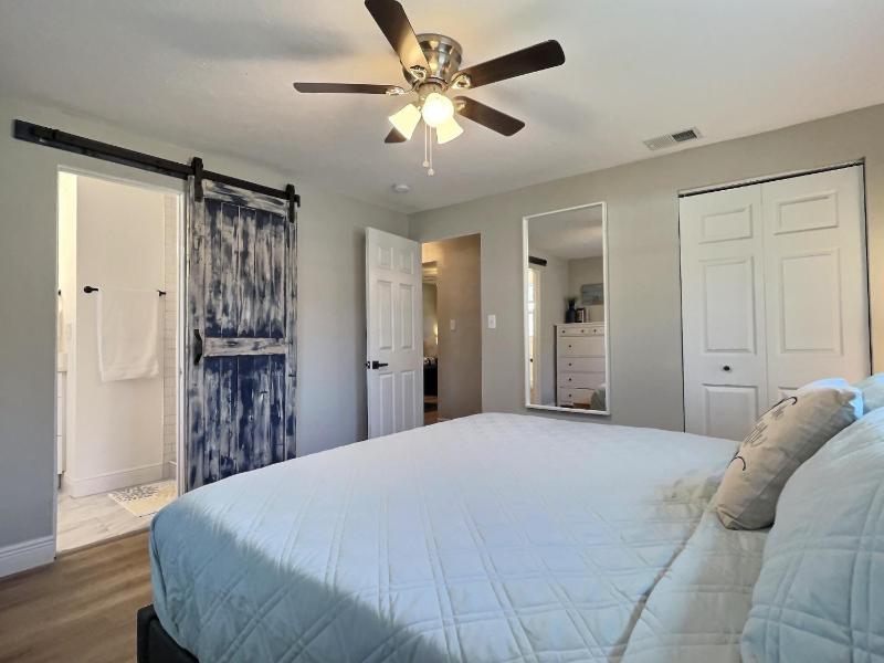NEW Warm modern bliss just 10 minutes from Siesta Key beaches and downtown Sarasota - image 4