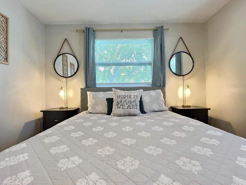NEW Warm modern bliss just 10 minutes from Siesta Key beaches and downtown Sarasota - image 33