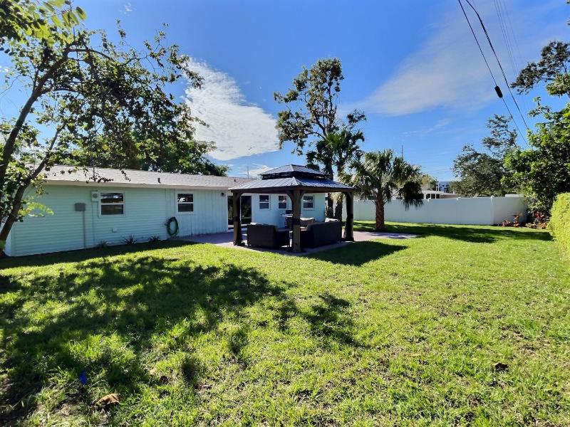 NEW Warm modern bliss just 10 minutes from Siesta Key beaches and downtown Sarasota - image 18