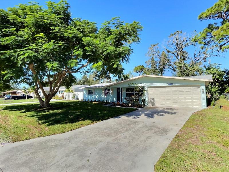 NEW Warm modern bliss just 10 minutes from Siesta Key beaches and downtown Sarasota - image 9