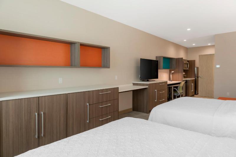 Queen Studio with Two Queen Beds - Non-Smoking image 2