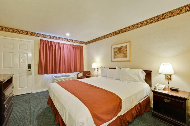 Queen Room image 3