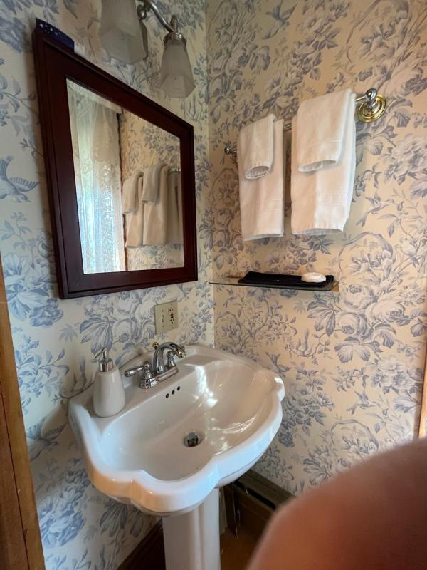 Deluxe Queen Room image 4