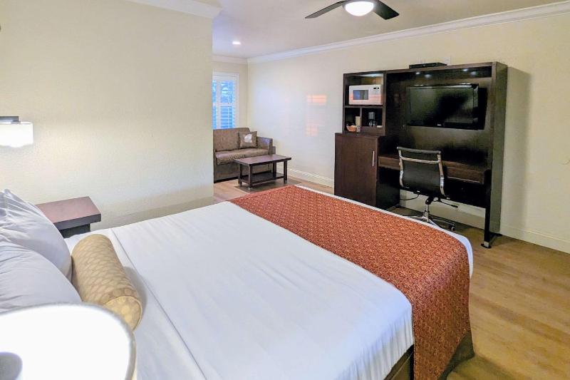 Queen Suite with Sofa Bed - Non-Smoking image 3