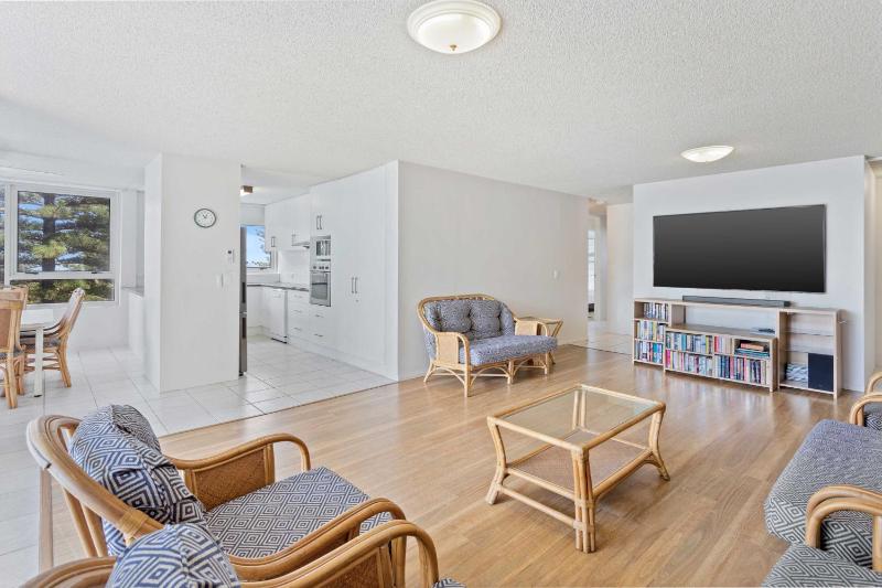 Ambassador Beachfront Burleigh Heads - image 11