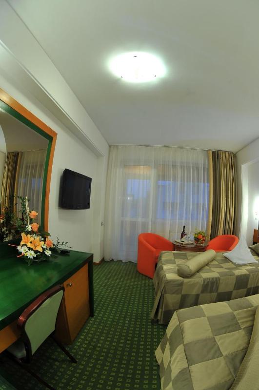 Twin Room image 4