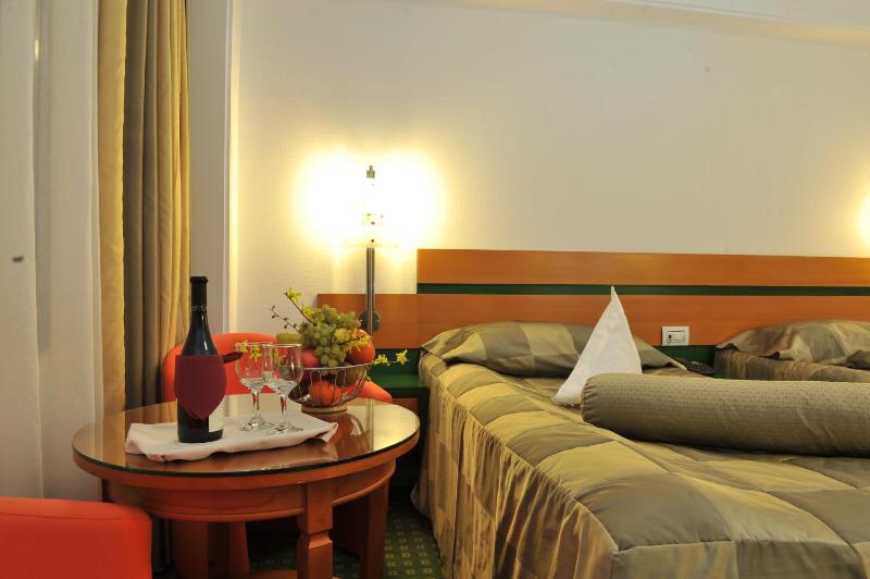 Twin Room image 2