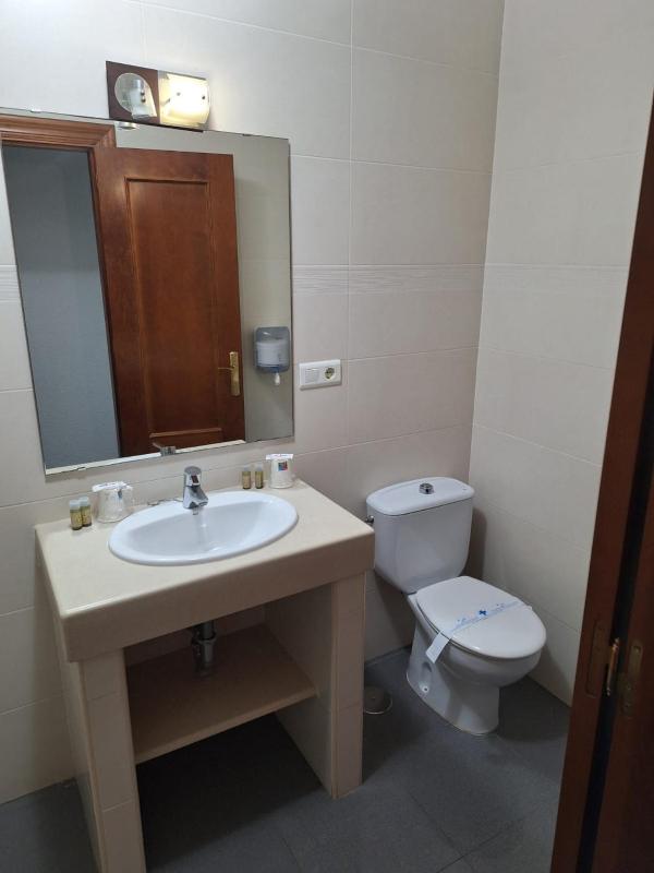 Twin Room image 3