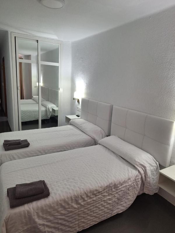 Twin Room image 2