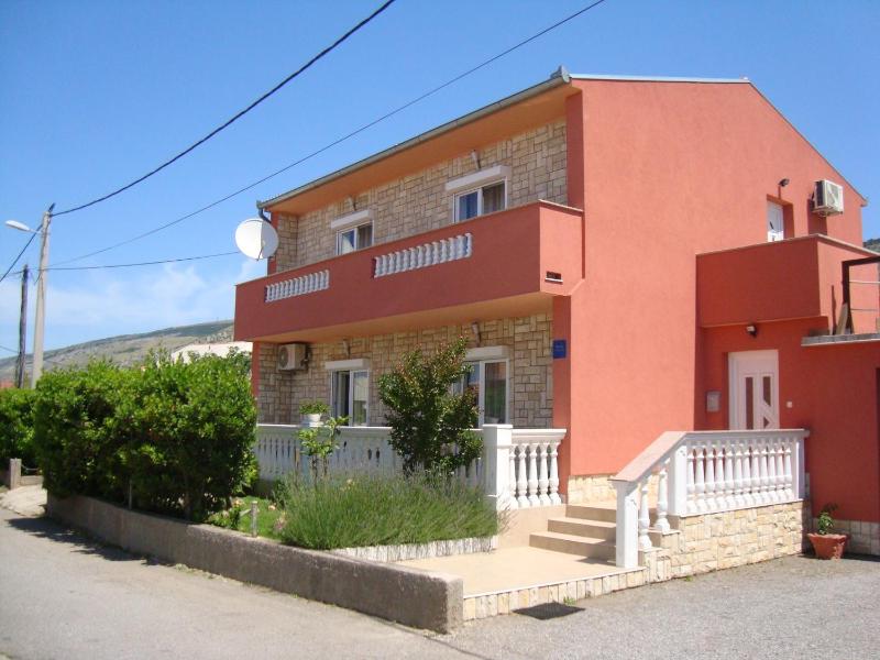 One-Bedroom Apartment image 1
