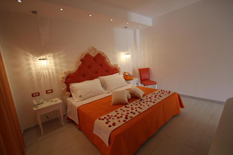 Deluxe Suite with Spa Bath image 2