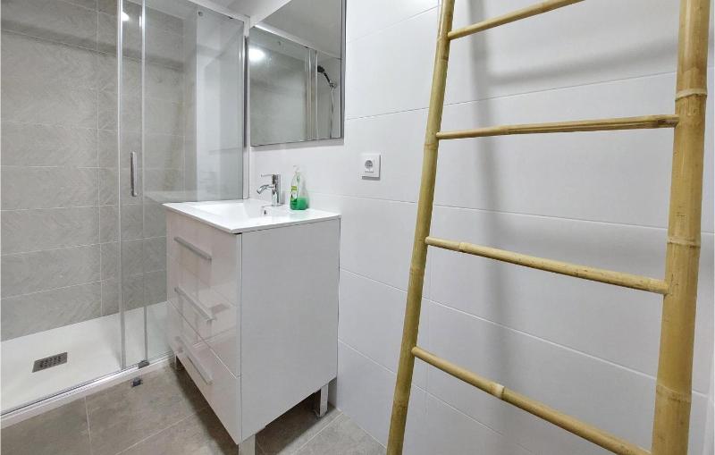 Gorgeous Apartment In Grau I Platja With Wifi - image 17