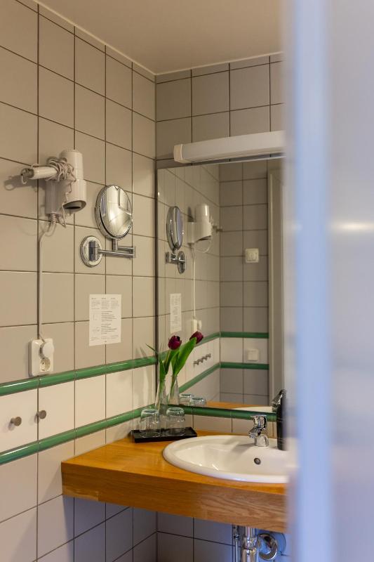Standard Twin Room image 2