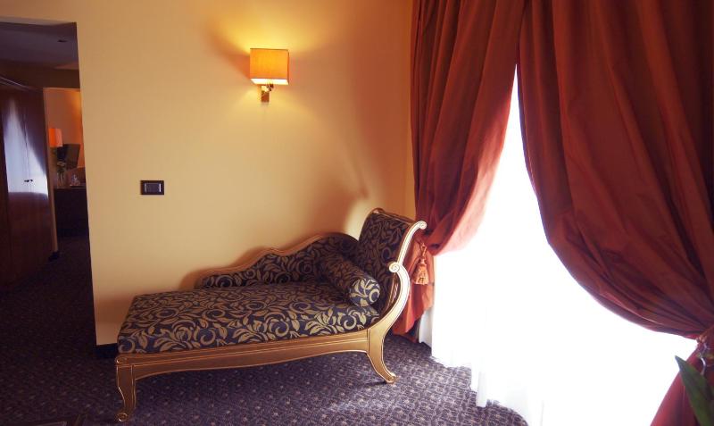 Quadruple Room image 4