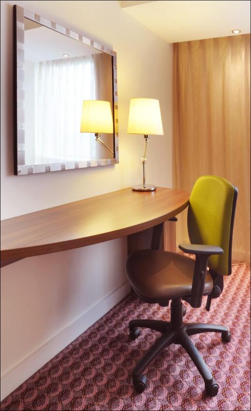 Queen Room - Mobility Accessible image 2