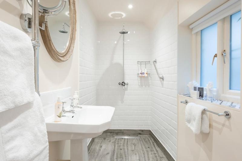 Classic Double or Twin Room with wet room image 4