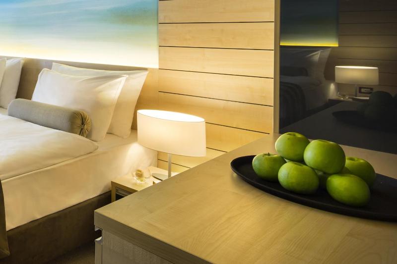 Economy Twin Room image 3
