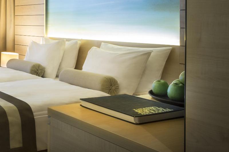 Economy Twin Room image 4