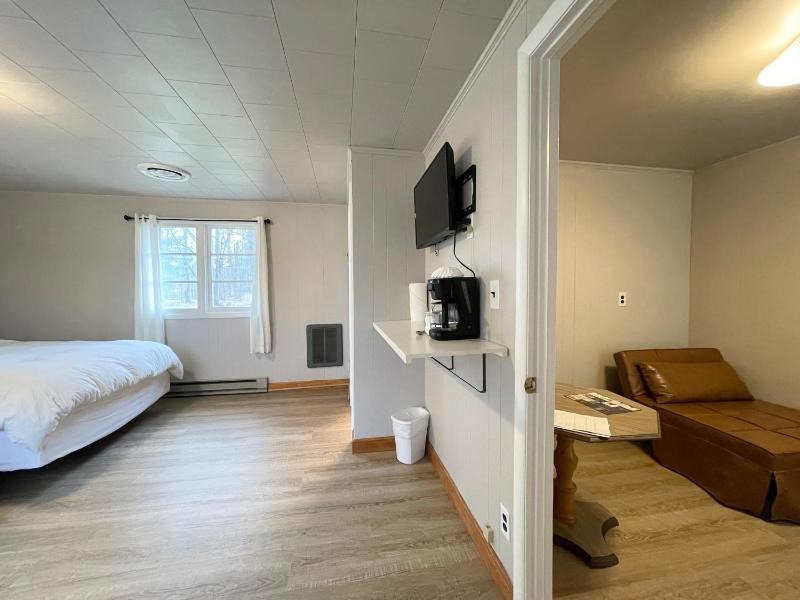 Deluxe Queen Room with Two Queen Beds image 4