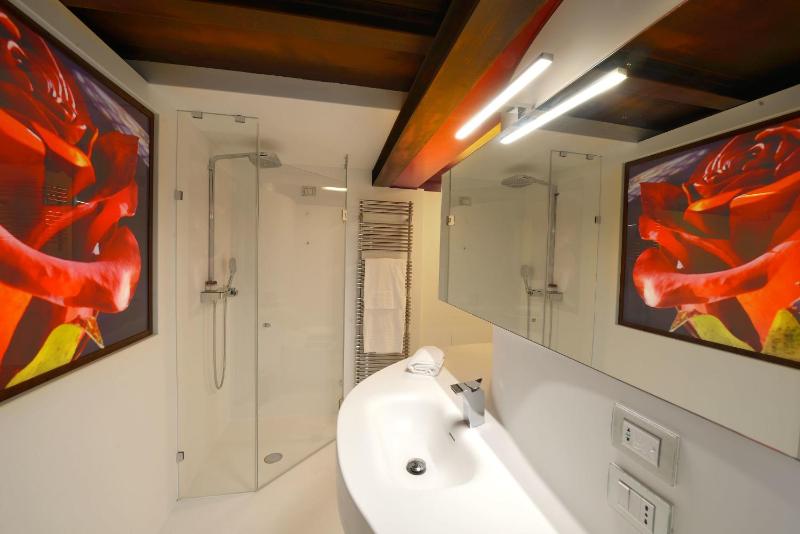 Deluxe Double Room with Balcony and Arena View - Separate building image 2