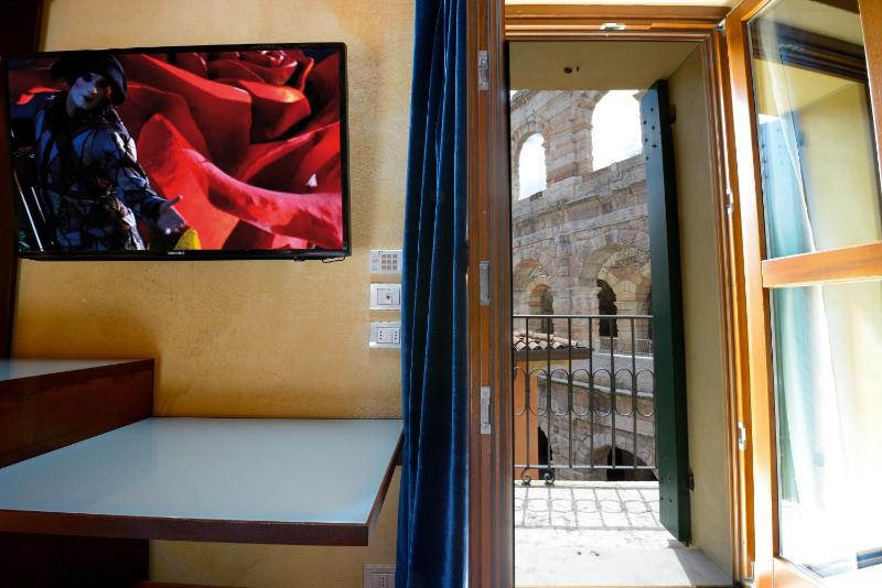 Deluxe Double Room with Balcony and Arena View - Separate building image 3