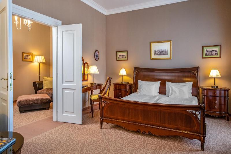 Sandor Suite - Castle image 4