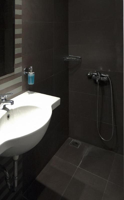 Economy Double or Twin Room -Semi Basement  image 2